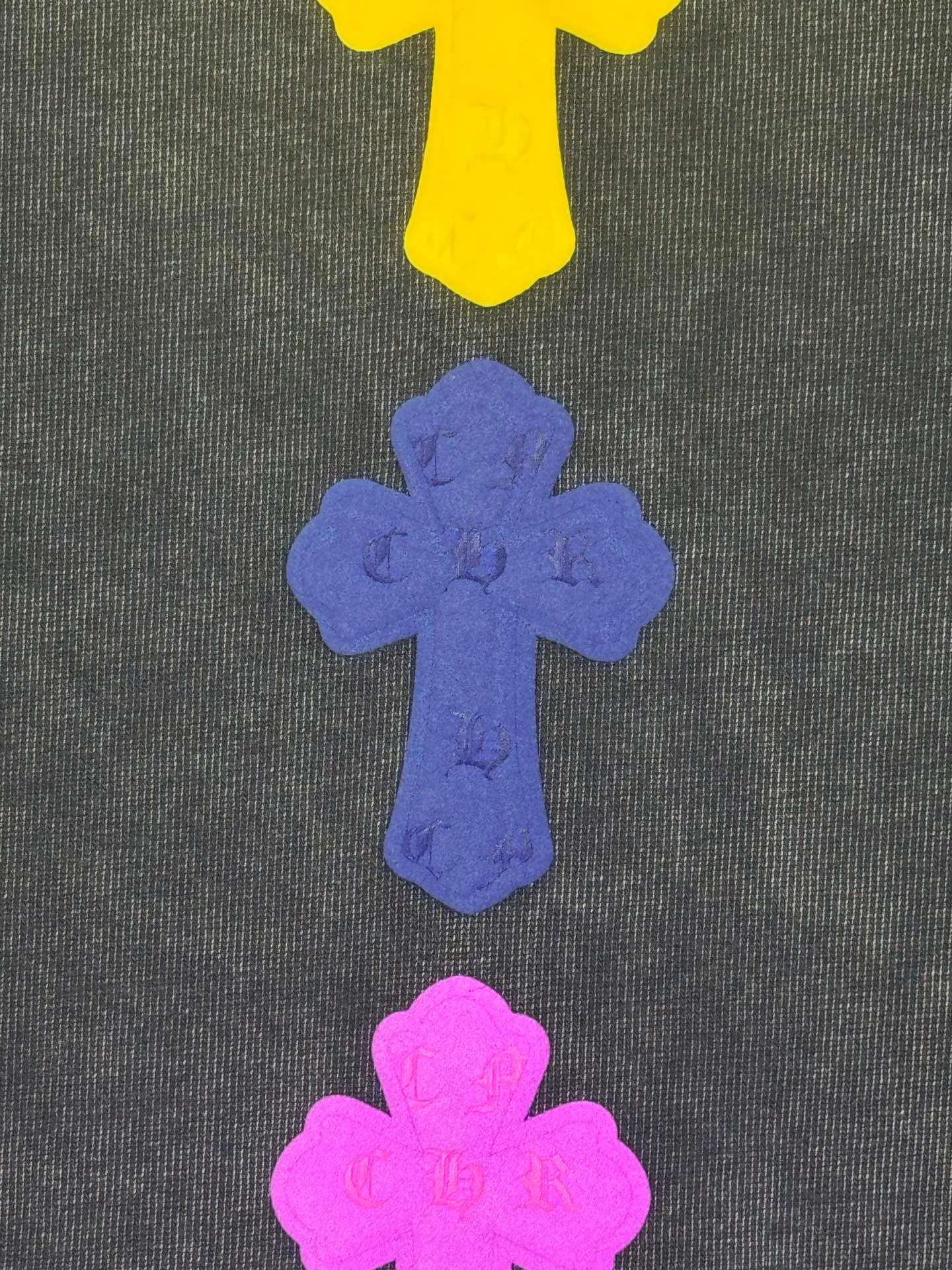 P250 top version, real shot without P, ​​different from market currency) 𝗖𝗵𝗿𝗼𝗺𝗲 𝗛𝗲𝗮𝗿𝘁𝘀/Cro Heart 2025 Autumn and Winter Horseshoe Cross Sticker 3D Glue Couple Casual Long Sleeve 👑The highest version! Customized fabric 320g fabric! Horseshoe cross printing 3D hot glue! The best-selling model in the counter, very comfortable to wear. Accessories: original molded and authenticated collar label➕100% silk wash label. Genuine purchase-grade original hangtag➕matching hanging rope➕3D hanging beads➕original packaging bag. Craftsmanship: The original version has consistent wiring! The highest version of the armhole matching technique! Color: Blue Black Size: S M L XL Style No.: 5175